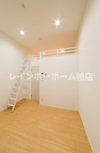ルーチェ南流山の居間・リビング|こちらのリビングで趣味の時間をお楽しみください