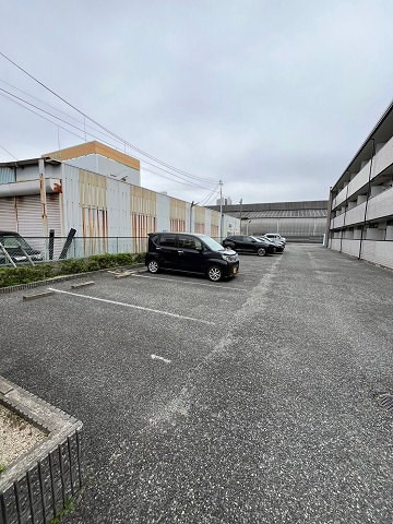 レオパレスサンブライトの駐車場|おしゃれな外観です