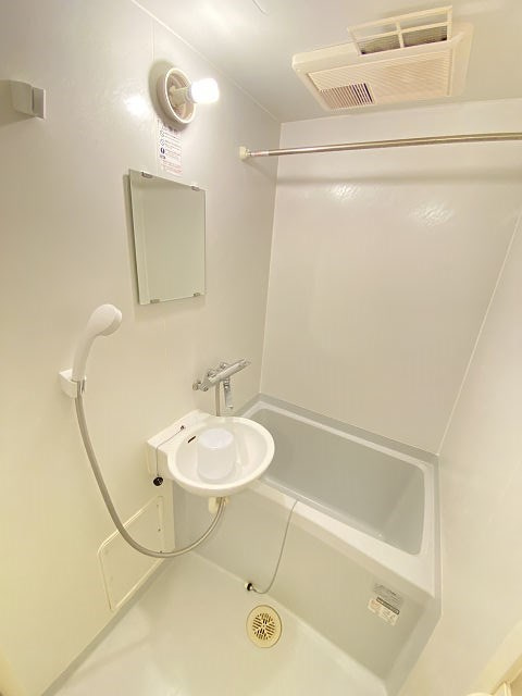 レオパレスAvancerの浴室|日々の疲れを癒すお風呂付です