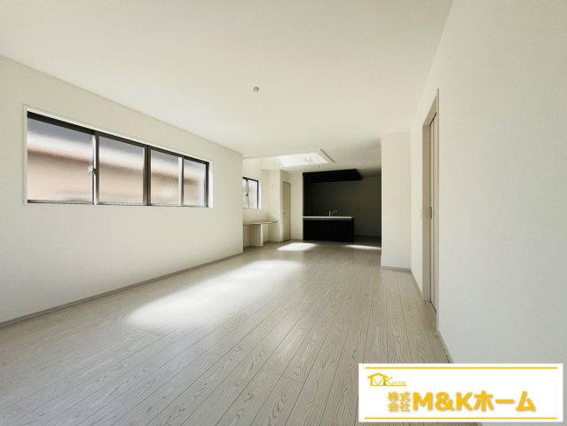 知多市つつじが丘3丁目　全2棟　1号棟の居間・リビング|LDK広々22.7帖☆　一部吹抜です！　24時間換気システム搭載♪
