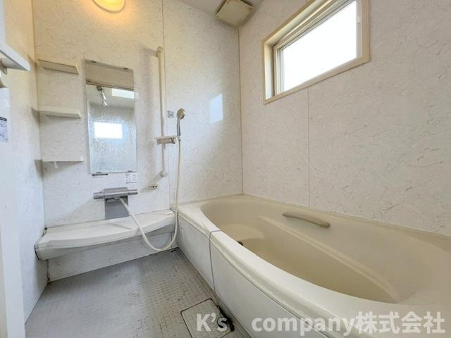 ■高座郡寒川町一之宮8丁目　中古戸建の浴室|白を基調とした明るい浴室スペース◇