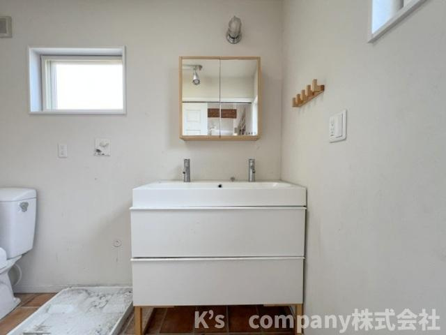 ■高座郡寒川町一之宮8丁目　中古戸建の独立洗面台|引き出し部分に豊富な収納を備え、洗面用品などの保管に便利です◇