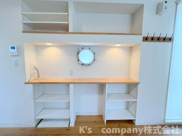 ■高座郡寒川町一之宮8丁目　中古戸建の居間・リビング|収納とデザイン性を兼ね備えた壁収納◇中央の丸い小窓がアクセントとなり、遊び心を感じる空間です◇