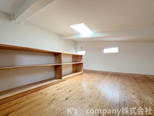■高座郡寒川町一之宮8丁目　中古戸建のその他|ロフトに作り付けの棚があり、書籍や小物などの整理整頓に役立ちます◇