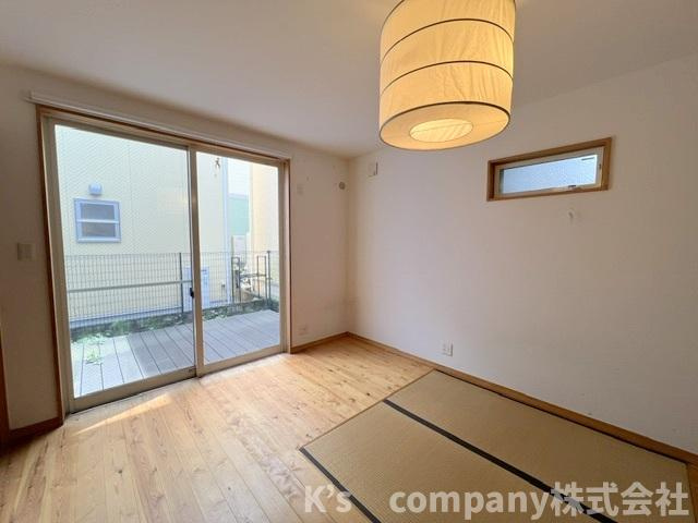 ■高座郡寒川町一之宮8丁目　中古戸建の寝室|主寝室7.4帖◇畳スペースがあることで、洗濯物を畳んだり、昼寝をしたりと裸足でくつろげる空間にもなります◇