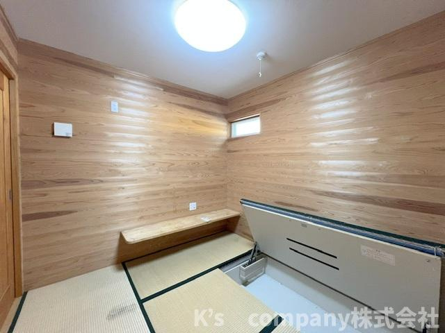 ■高座郡寒川町一之宮8丁目　中古戸建のその他|納戸4.5帖◇畳を跳ね上げると下にも収納があり、来客用のお部屋にもお使いいただけます♪