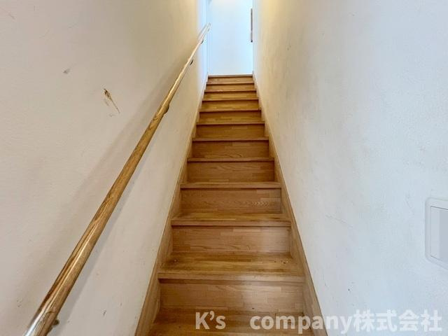 ■高座郡寒川町一之宮8丁目　中古戸建の内装|手すり付きの階段☆小さなお子様やご年配の方にも優しい仕様☆