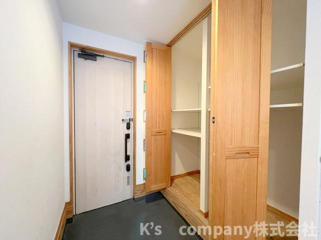 ■高座郡寒川町一之宮8丁目　中古戸建の玄関|玄関横に収納豊富なシューズインクローゼット☆