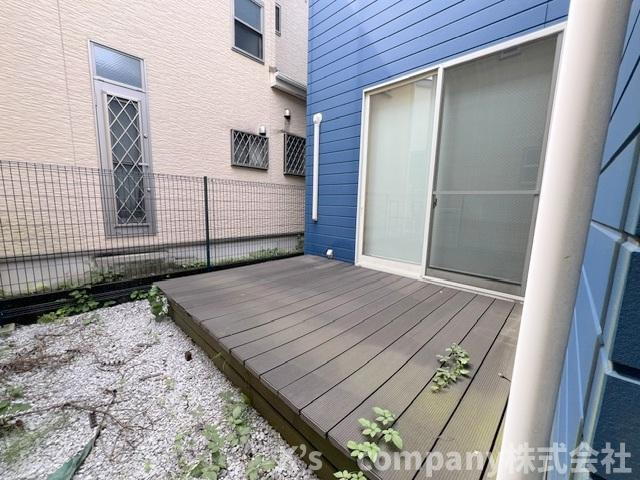 ■高座郡寒川町一之宮8丁目　中古戸建のバルコニー|主寝室の前にウッドデッキがあります◇