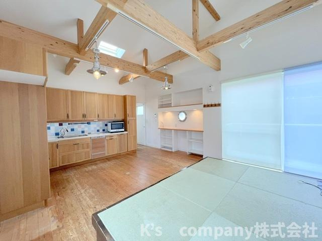■高座郡寒川町一之宮8丁目　中古戸建の居間・リビング|開放感のある吹き抜け天井に、木の温かみの感じられる梁が心安らぐ空間を演出しています◇