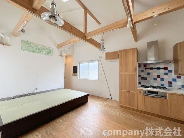■高座郡寒川町一之宮8丁目　中古戸建の居間・リビング|リビングに寄りそう畳スペースが、くつろぎの時間と暮らしに癒しをプラスします♪