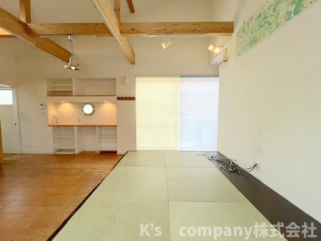 ■高座郡寒川町一之宮8丁目　中古戸建の居間・リビング|ご家族が自由にお過ごしいただける裸足でくつろげるスペース☆