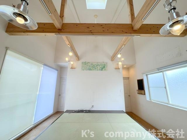 ■高座郡寒川町一之宮8丁目　中古戸建のその他|吹き抜け部分の窓から明るい日差しがリビングに届きます◇