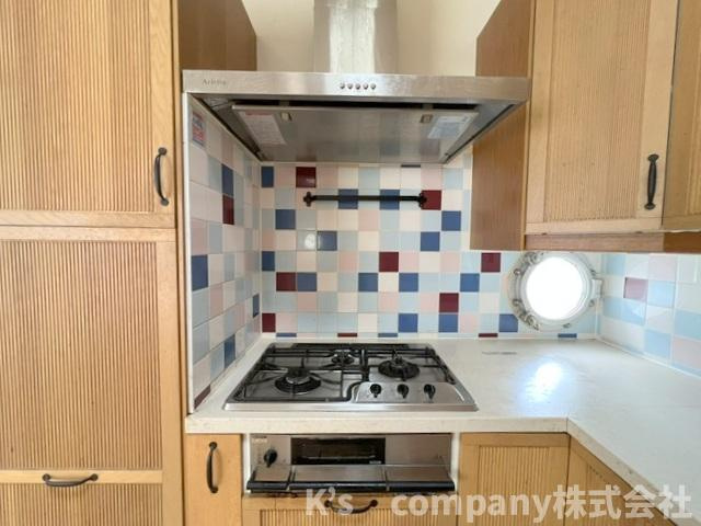 ■高座郡寒川町一之宮8丁目　中古戸建のキッチン|三口ガスコンロでお料理の幅が広がります◇