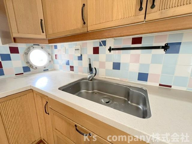 ■高座郡寒川町一之宮8丁目　中古戸建のキッチン|広いステンレス素材のシンクは、家事がしやすく魅力の一つです◇