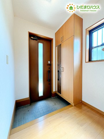 熊谷市上之　中古一戸建て　の玄関|広々とした玄関は老若男女の方が喜んでいただけると思います。
姿見があるのが嬉しいですよね！
