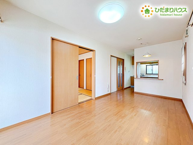 熊谷市上之　中古一戸建て　の居間・リビング|綺麗な白の壁紙、明るい木目の建具がリビングを明るくします！
キッチンで調理したものをダイニングテーブルに運びやすくした
ところは嬉しいポイントです！
