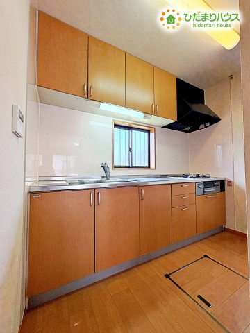 熊谷市上之　中古一戸建て　のキッチン|｢隠したい」にうれしい独立キッチン。臭いが広がらない点もＧＯＯＤ☆彡
油汚れをふき取りやすいキッチンパネルがついております！