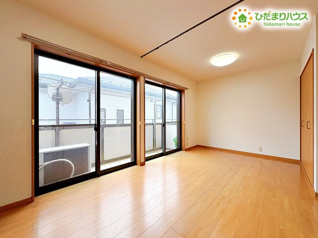 熊谷市上之　中古一戸建て　の子供部屋|断熱複層ガラスの掃き出し窓が2箇所！
電気を付けなくても明るいんです！！
大型ベットも置けます！