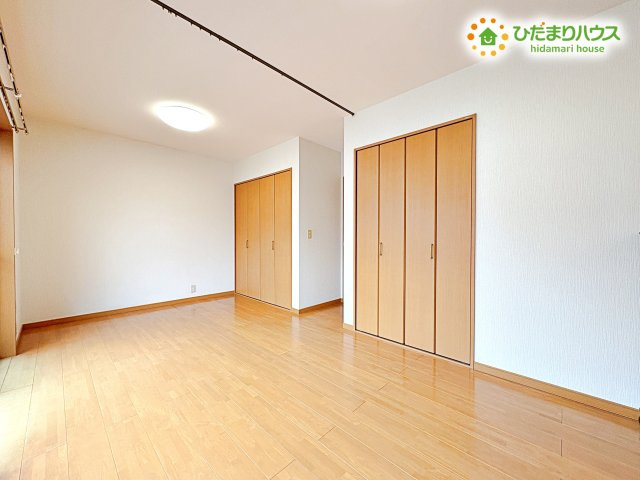熊谷市上之　中古一戸建て　の子供部屋|お部屋を2つに分けられるレールがついております！
レールを取り外してアコーディオンドアにも変更可能です！
ご相談くださいませ！