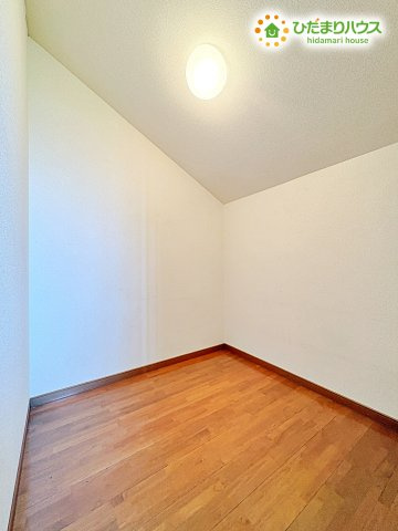 熊谷市上之　中古一戸建て　の収納|2階に納戸があります！
アルミラックを置くスペースがあったり、趣味の大型品も
収納出来ます！