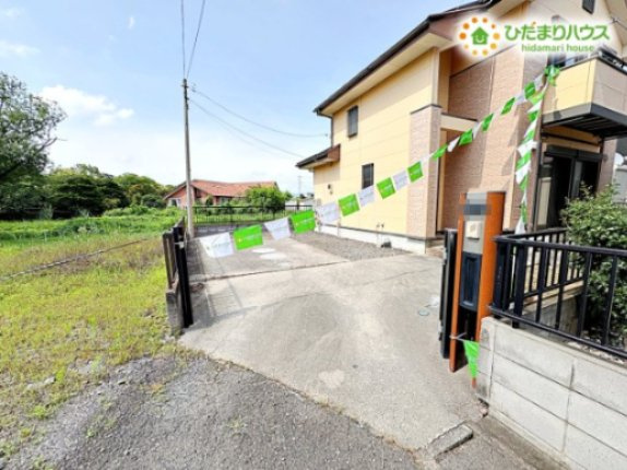 熊谷市上之　中古一戸建て　の前面道路含む現地写真|門扉ゲートがあり！高機能門柱表札もございます！