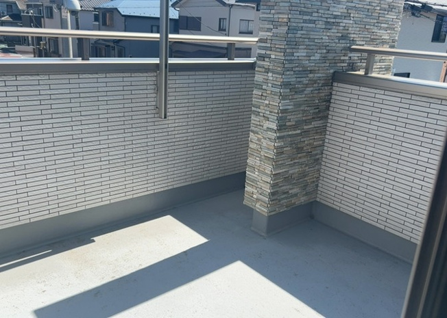 【バルコニー】 | バルコニーは、室外の専用スペースのうち、「屋根がなく開放された空間」であるものを指します。ベランダより広いタイプのものが多く、日当たりもよいため家庭菜園などを楽しみたい人にとって適した環境となります。