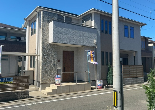 【前面道路含む現地写真】 | 住宅用の土地では前面道路に2m以上接していなければならないと法律で定められています。しかし、お持ちの車のサイズやライフスタイルなどにより、2mでは利便が悪い場合もございますので、事前に確認しましょう。