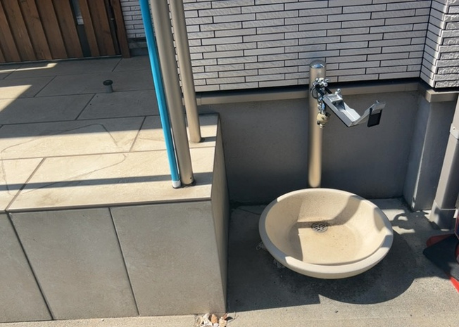 【設備】 | 敷地内に散水栓や立水栓があると便利です。水道水を直接利用できるため、水を運ぶ手間を省くことが出来ます。大量の水を必要とする洗車作業や清掃などに役立ちます。その他設備とあわせて、現地でご確認ください。
