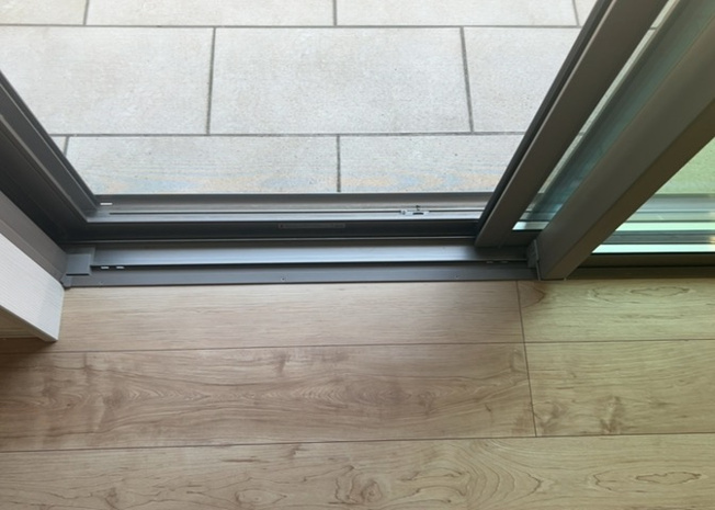 【内装】 | サッシは、ガラス窓に使用される金属製の窓枠です。一般的に住宅建築では、金属製建具工事の段階でガラス類・玄関などと同時に設置されます。種類や構造により断熱性能や遮音性能が異なるので現地でご確認ください。