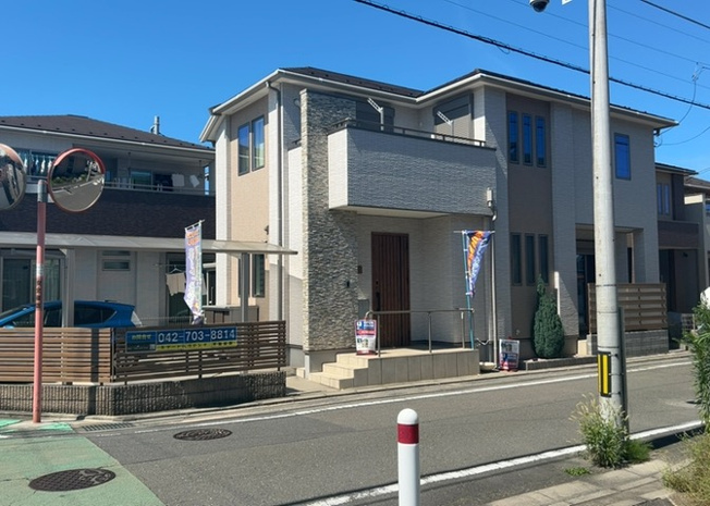 【構造・工法・仕様】 | 木造住宅とは土台、壁、柱など建築物の強度を支える構造体の材に木が使用されている構造を指します。構造体は建物の自重を支えるだけではなく風圧や水圧、積裁荷重などあらゆる衝撃に耐えるための基礎です。