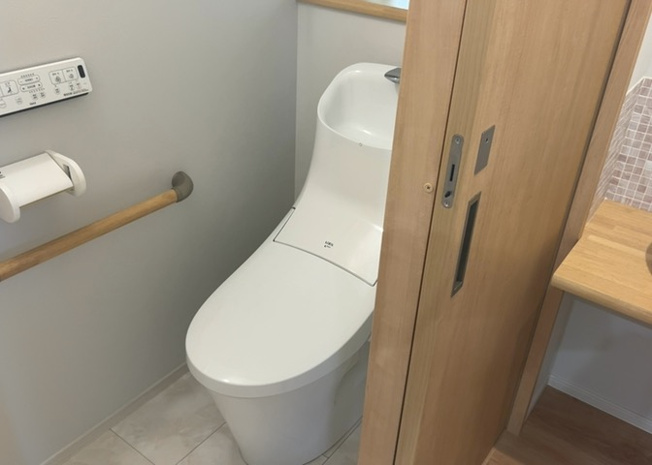 【トイレ】 | トイレは大きさや形、機能、抗菌性などが異なる多種多彩なタイプが各メーカーから出ています。それぞれに良さがあるため、事前にどういったタイプのトイレがいいのかをご家庭内で決めて、内見に行くといいでしょう。