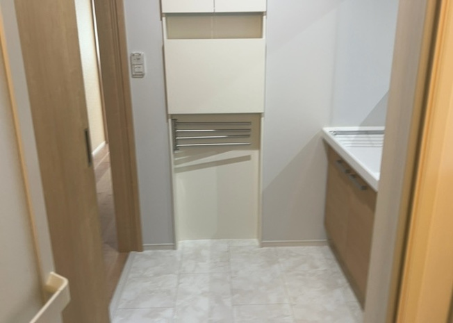 【脱衣所】 | 多くの戸建て住宅で見かける洗面脱衣所は、洗面台と洗濯機が2畳ほどのスペースに並べられていて、洗面所が脱衣所を兼ね備えている間取りが一般的です。お客様が利用することもある、パブリックな空間でもあります。