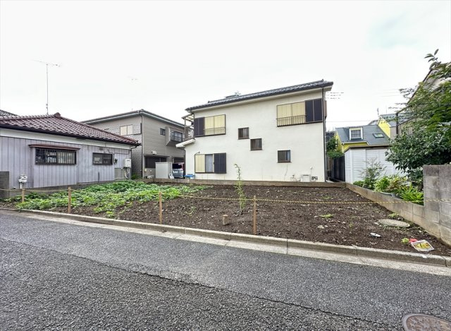【外観】 | 新座市野火止1丁目　建築条件なし売地　全1区画　(丸井志木店) | 販売現地／2026年7月6日撮影　
JR武蔵野線「新座」駅まで徒歩19分。駅を生活圏としながらも、落ち着いた住宅街に位置し、穏やかな住環境が魅力です。毎日の散歩やウォーキングにも適した距離感です。