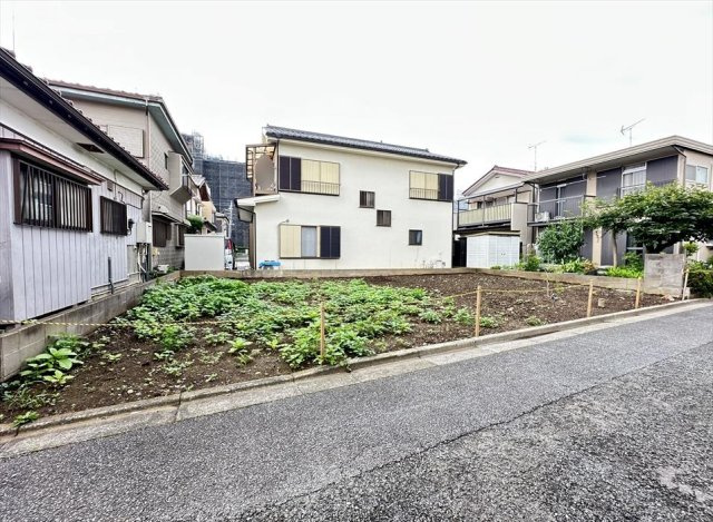 【外観】 | 新座市野火止1丁目　建築条件なし売地　全1区画　(丸井志木店) | 販売現地／2026年7月6日撮影　
スーパーやディスカウントストア、コンビニなどの生活利便施設が身近に揃い、毎日の買い物も快適。