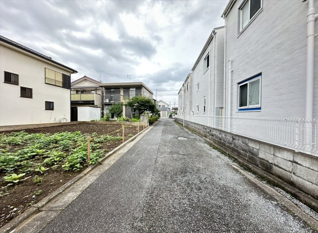 【前面道路含む現地写真】 | 新座市野火止1丁目　建築条件なし売地　全1区画　(丸井志木店) | 前面約4m道路に接道し、お車の出し入れもスムーズです。