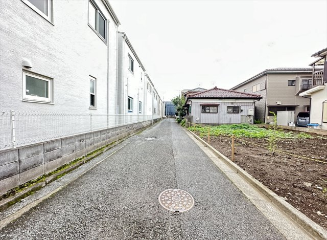 【前面道路含む現地写真】 | 新座市野火止1丁目　建築条件なし売地　全1区画　(丸井志木店) | 前面道路は交通量が少なく、落ち着いた住環境。 車の出し入れもしやすく、小さなお子さまがいるご家庭にも嬉しい住環境です。