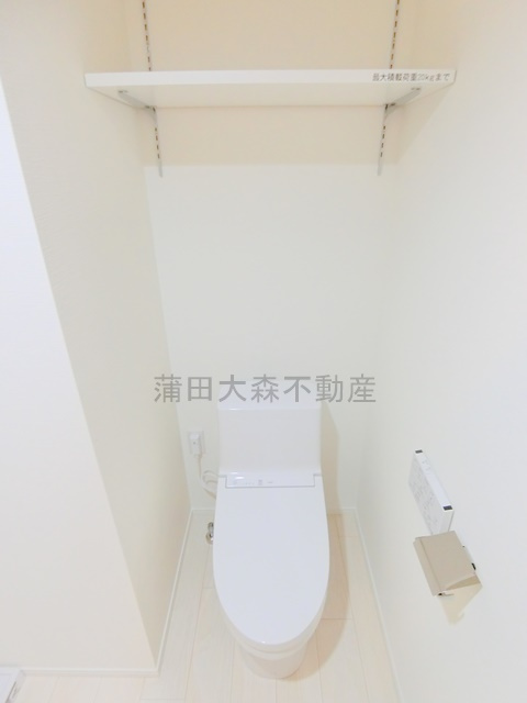 LUORE(ルオーレ千鳥町のトイレ|棚と温水洗浄便座付きのトイレ