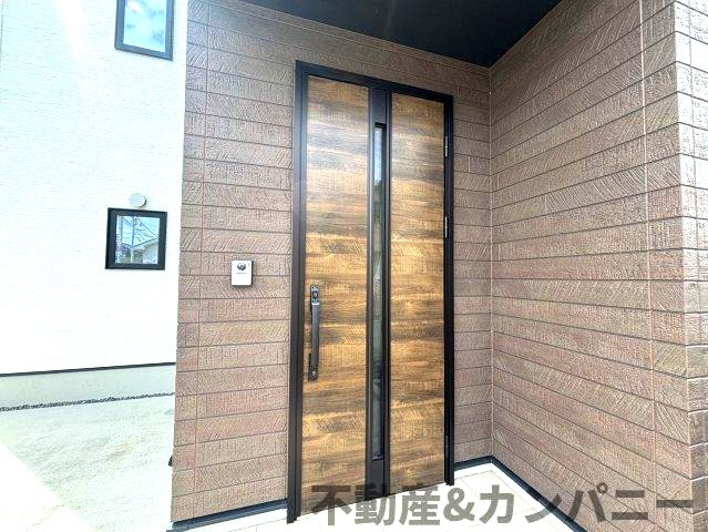 松山市高岡町2期5号地の中古戸建の玄関|明るい玄関です