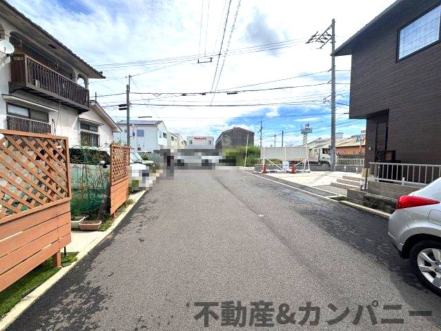 松山市高岡町2期5号地の中古戸建の前面道路含む現地写真|前面道路含む現地写真です