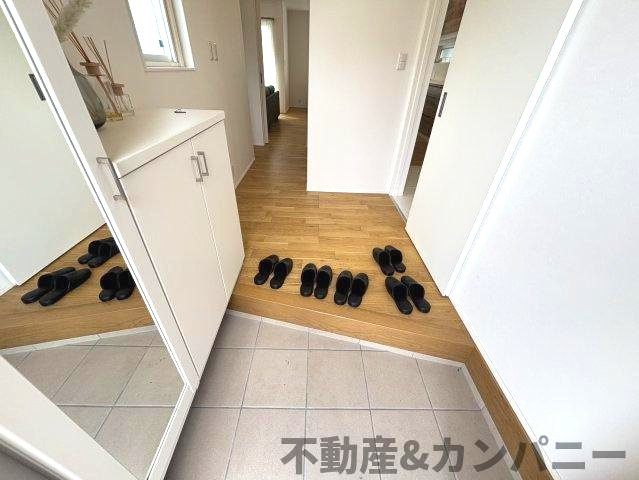 松山市高岡町2期5号地の中古戸建の玄関|鏡付き玄関収納です