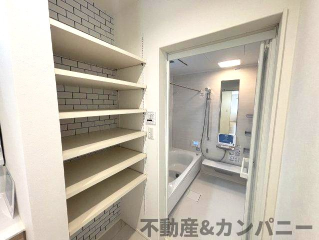 松山市高岡町2期5号地の中古戸建の収納|お風呂横には収納スペースがあります
