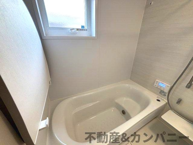松山市高岡町2期5号地の中古戸建の浴室|きれいなお風呂です