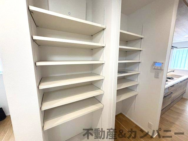 松山市高岡町2期5号地の中古戸建の収納|キッチン横にも広々とした収納スペースがあります