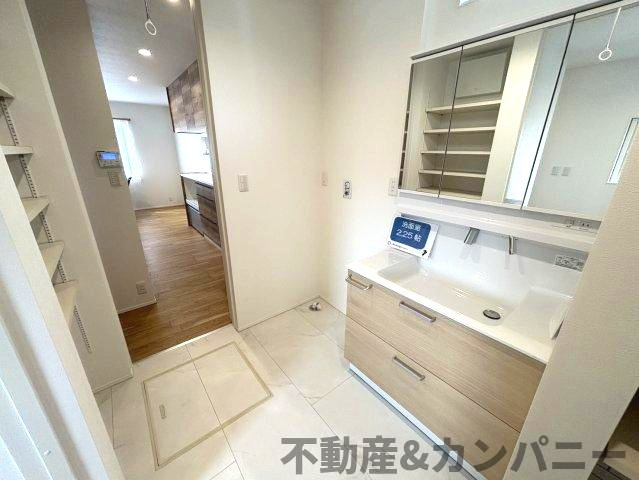 松山市高岡町2期5号地の中古戸建の独立洗面台|独立洗面台あり、毎朝おしゃれに忙しい女性の方におすすめです