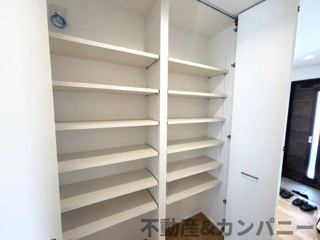 松山市高岡町2期5号地の中古戸建の収納|ホールにも収納スペースがあります