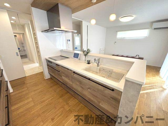 松山市高岡町2期5号地の中古戸建のキッチン|お料理しやすいキッチンです