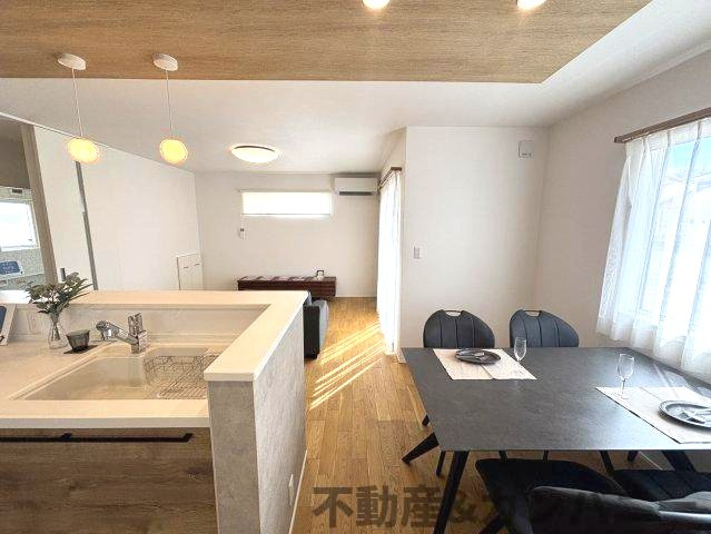 松山市高岡町2期5号地の中古戸建の居間・リビング|リビングです