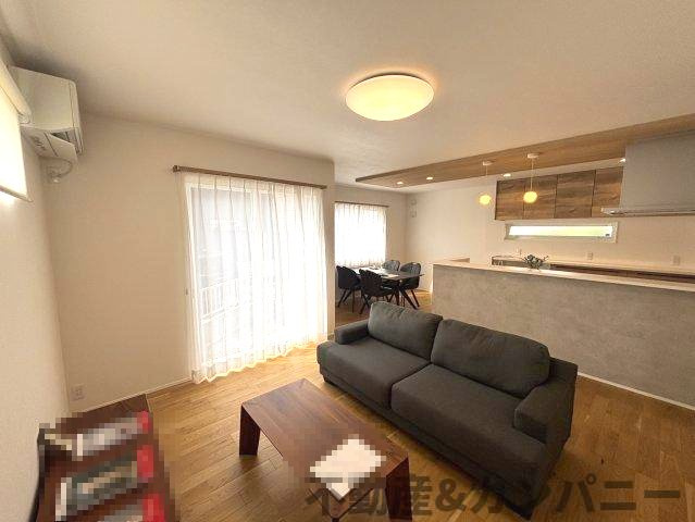 松山市高岡町2期5号地の中古戸建の居間・リビング|おしゃれな居間です