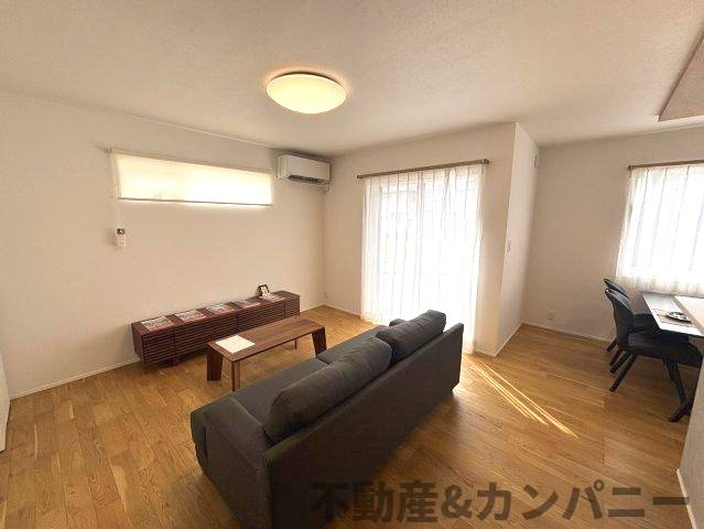 松山市高岡町2期5号地の中古戸建の居間・リビング|落ち着いた空間です